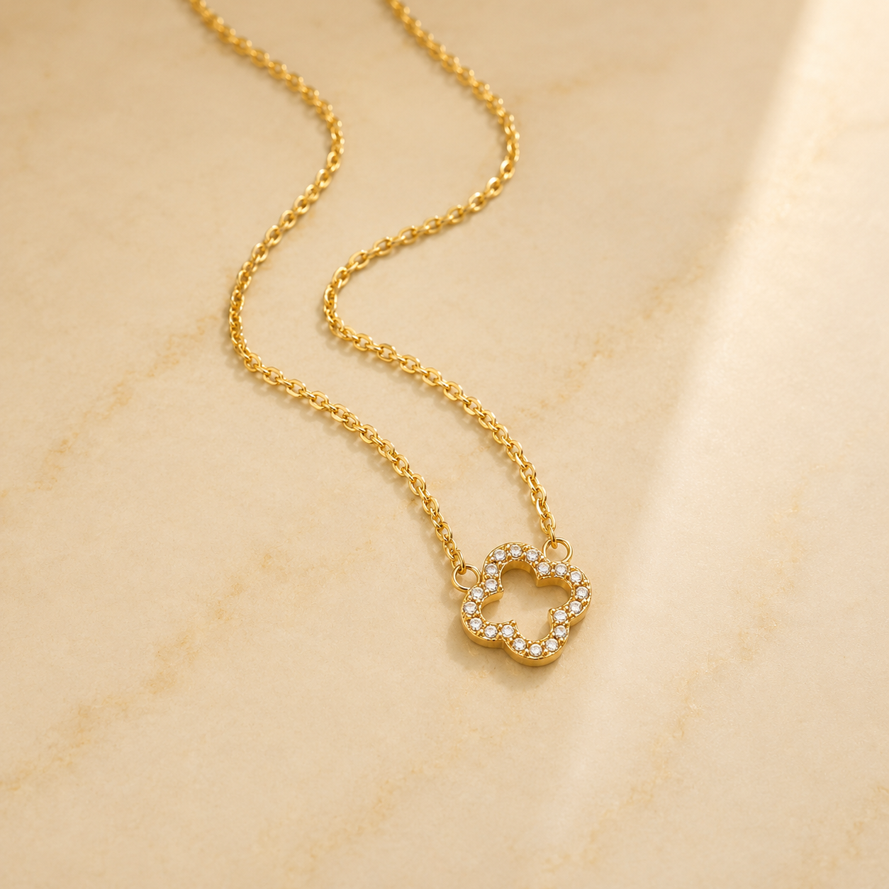 OW CRYSTAL CLOVER NECKLACE