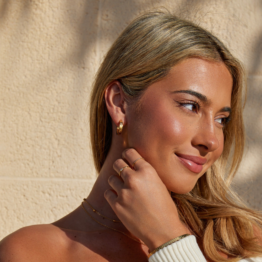 OW SMALL LOVE EARRINGS